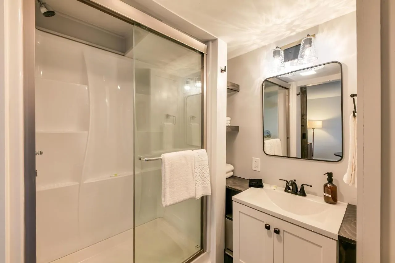 Cozy 1br W/ 4min Walk To Downtown Blueberry Hill *