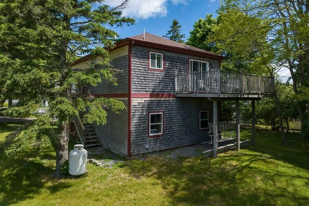 Holiday home 2 Bedroom W/ Pondside View Backyard Maine Escape
