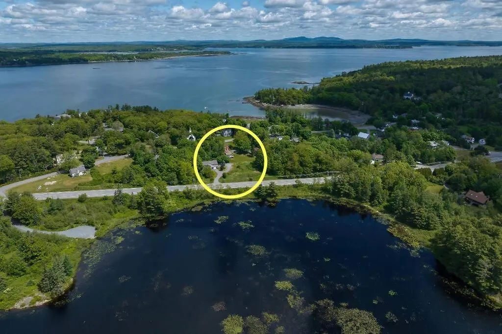 Holiday home 2 Bedroom W/ Pondside View Backyard Maine Escape *