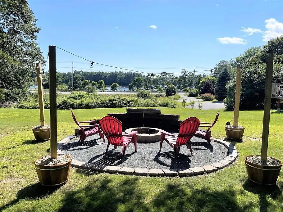 2 Bedroom W/ Pondside View Backyard Maine Escape Holiday home *