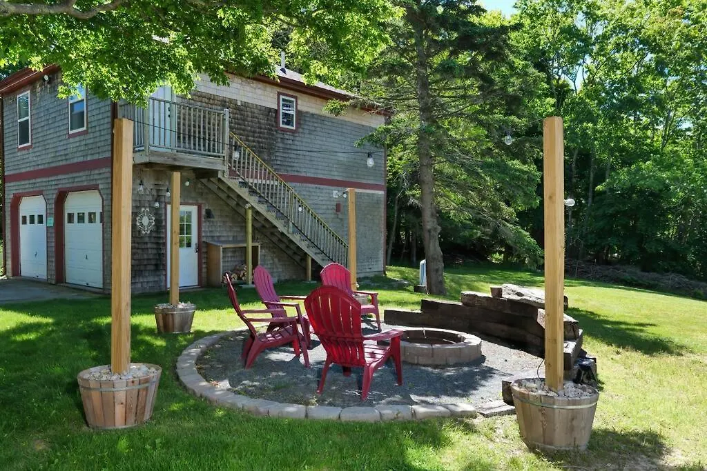 2 Bedroom W/ Pondside View Backyard Maine Escape