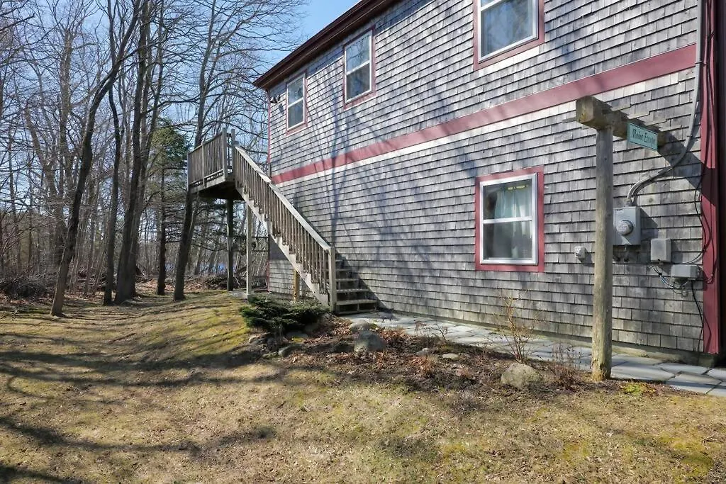Holiday home 2 Bedroom W/ Pondside View Backyard Maine Escape *