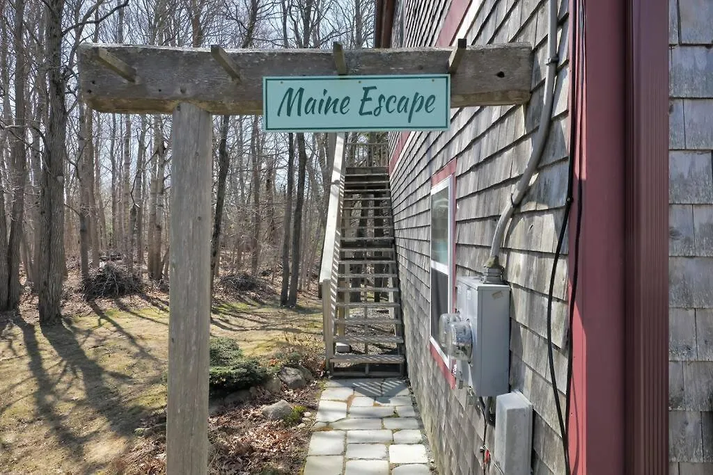 2 Bedroom W/ Pondside View Backyard Maine Escape Holiday home *