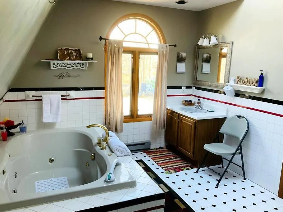 3 Bedroom 2 Bath Carriage House *