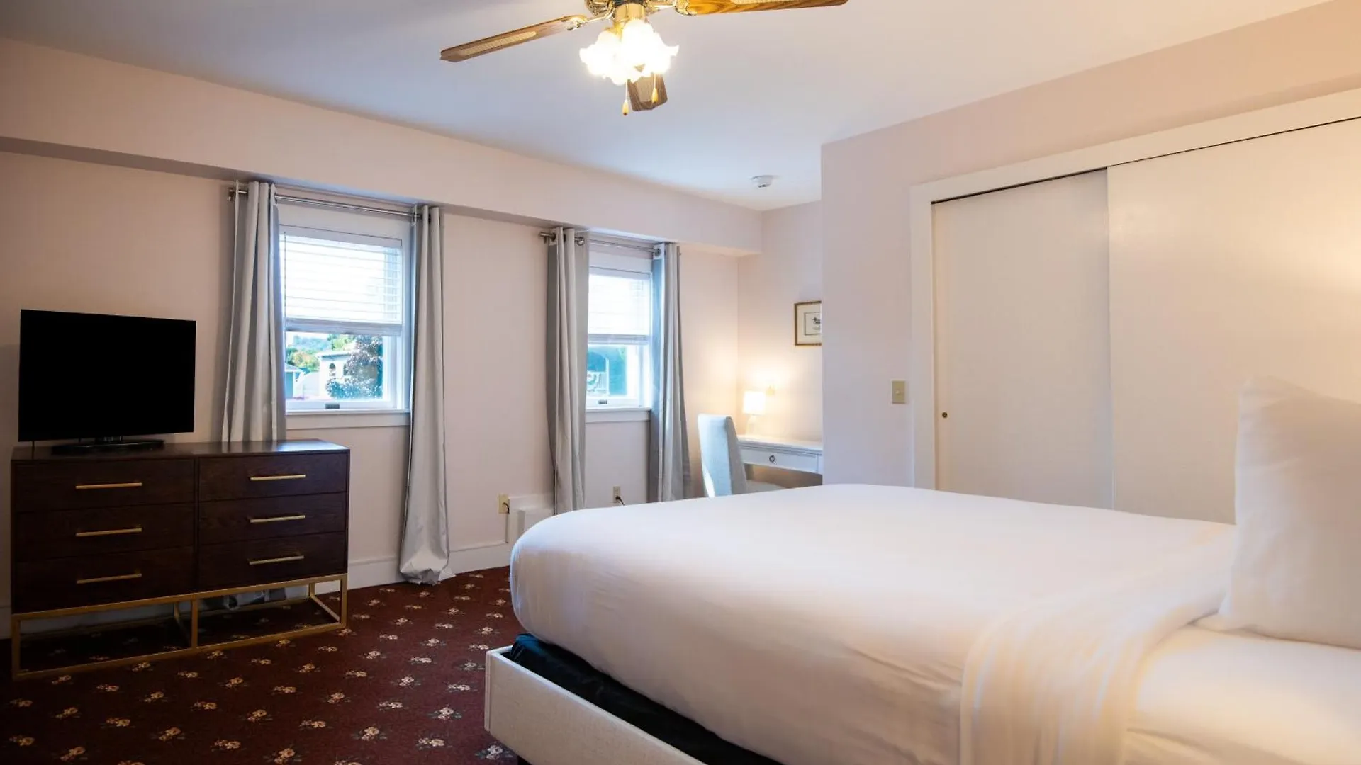 מלון Manor 3*