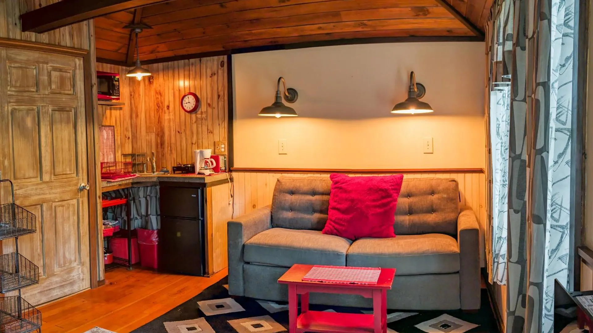 Hinckleys Dreamwood Motel