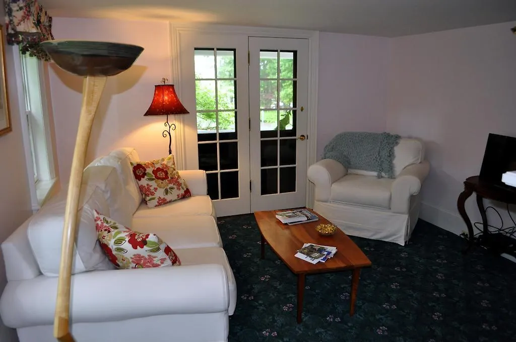 Stone Throw Bed & Breakfast 3*