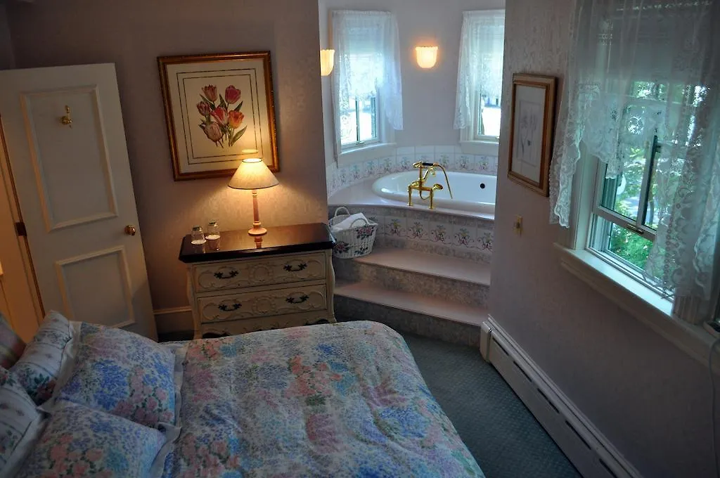 Stone Throw Bed & Breakfast 3*
