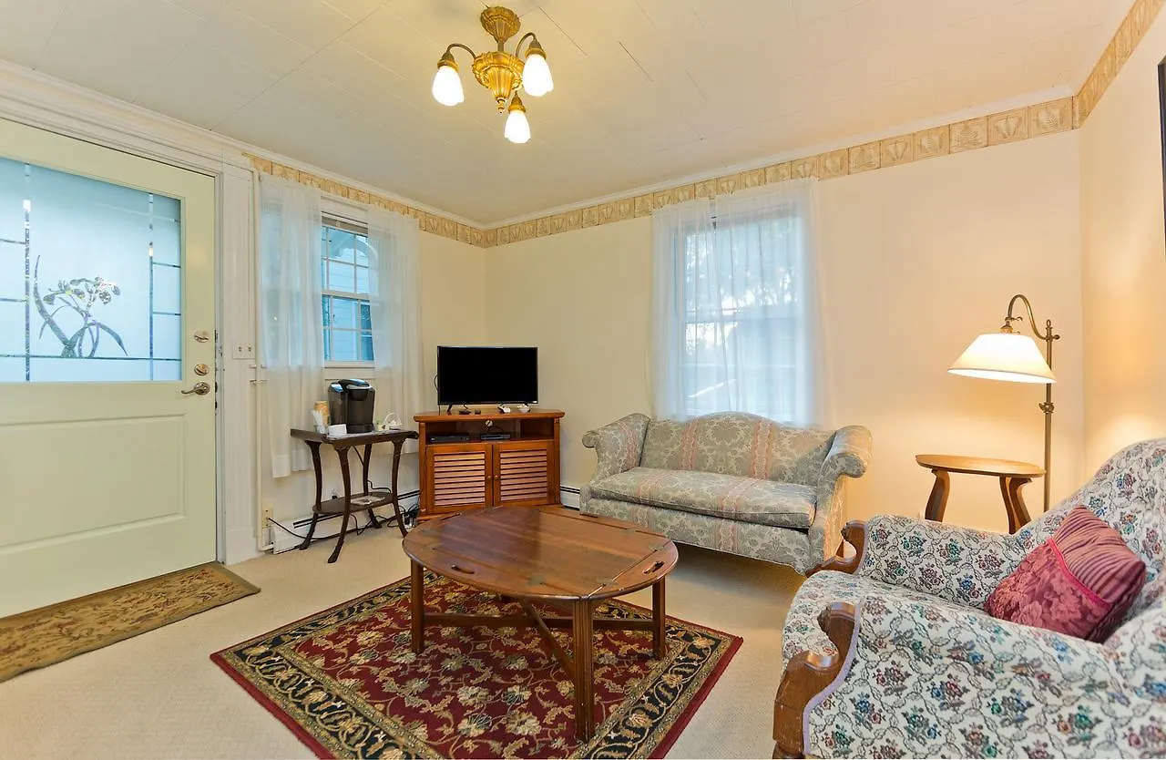 The Elmhurst Couette-café 3*