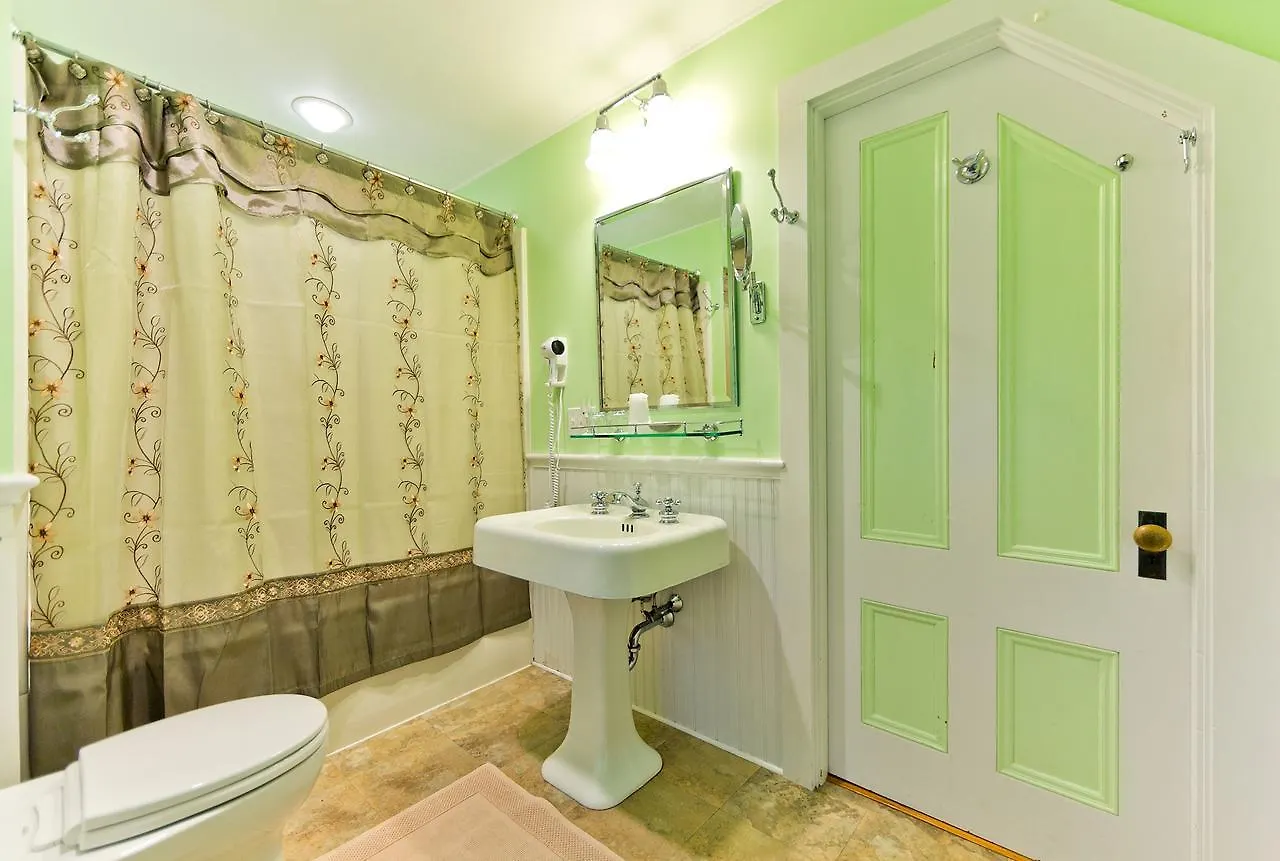 The Elmhurst Couette-café 3*