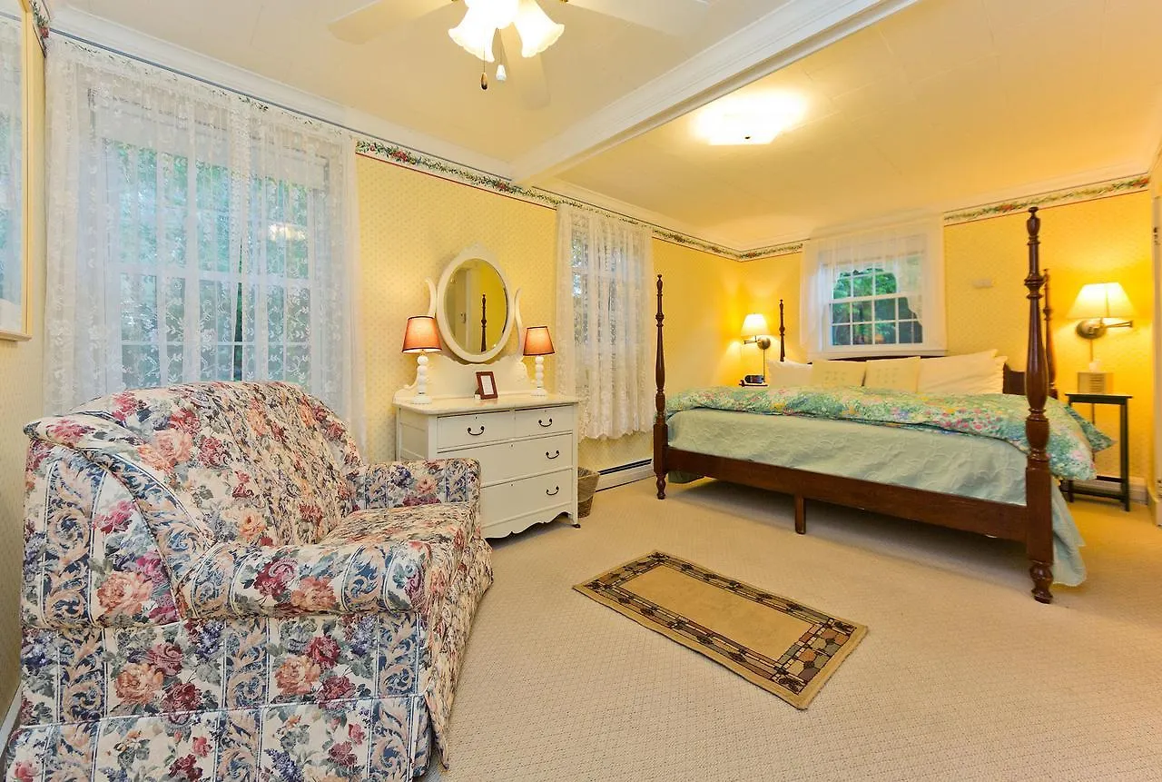 The Elmhurst Couette-café 3*