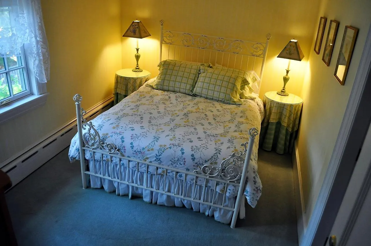 Stone Throw Bed & Breakfast 3*