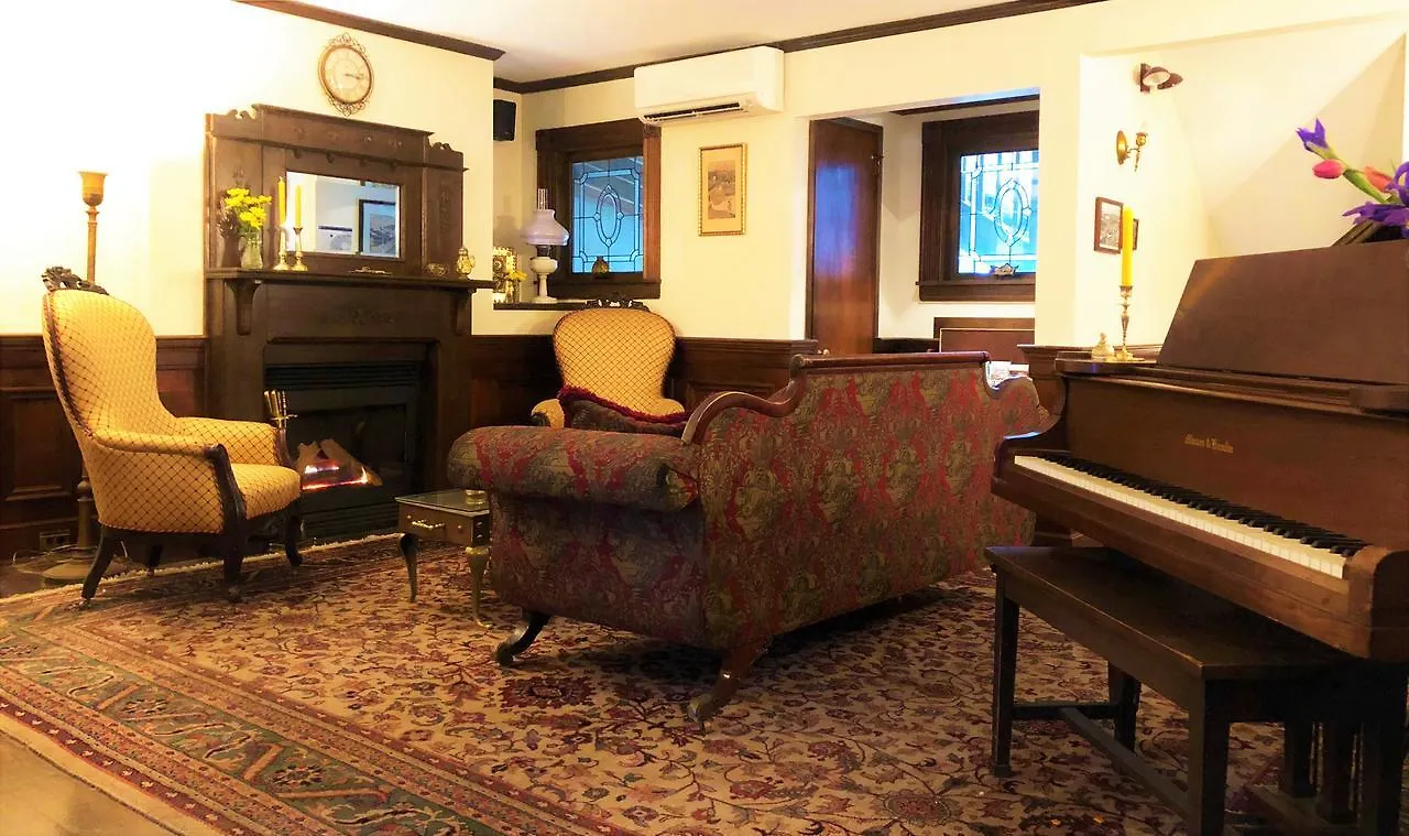 Ivy Manor Village Center Hotel 3*