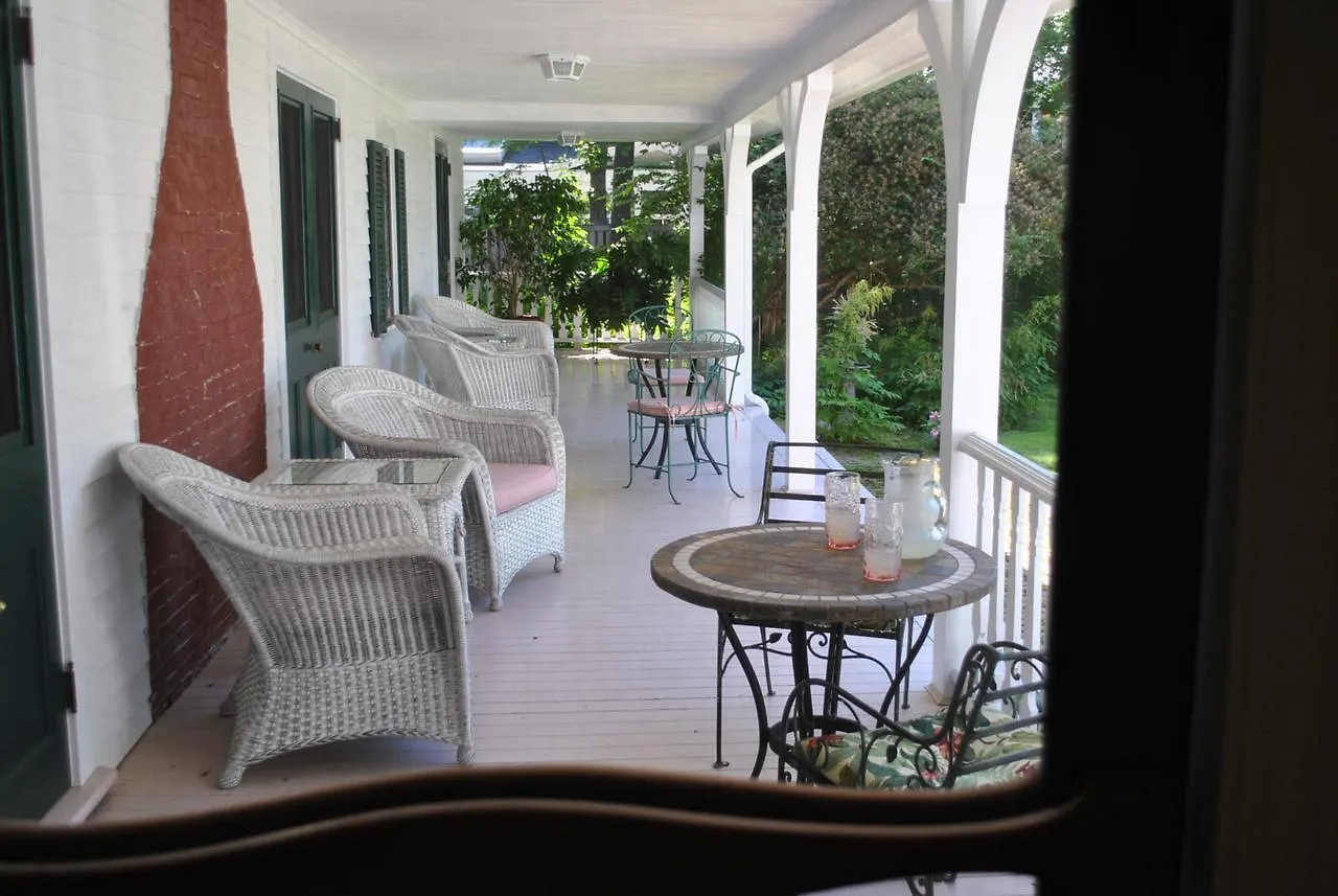 Stone Throw Bed & Breakfast 3*