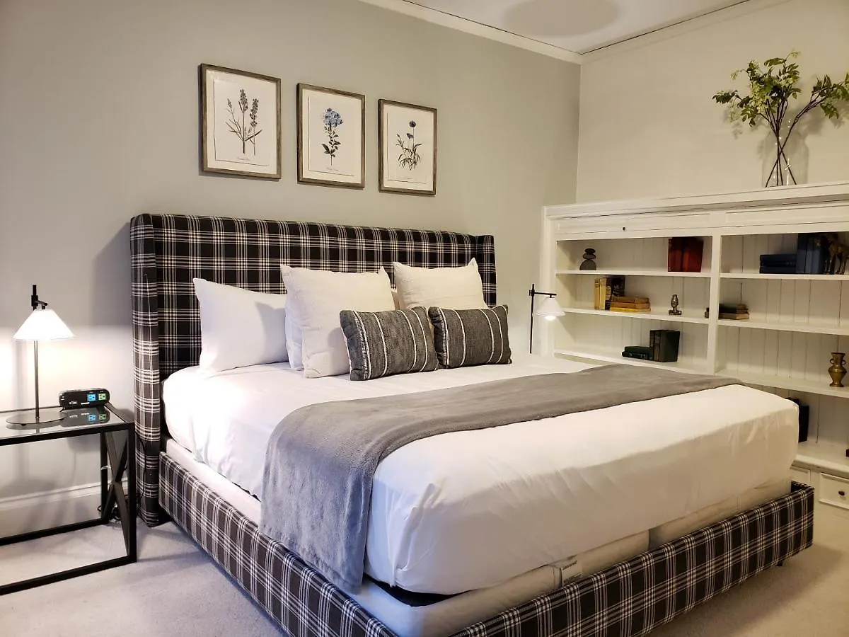 Hearthside Inn 2*