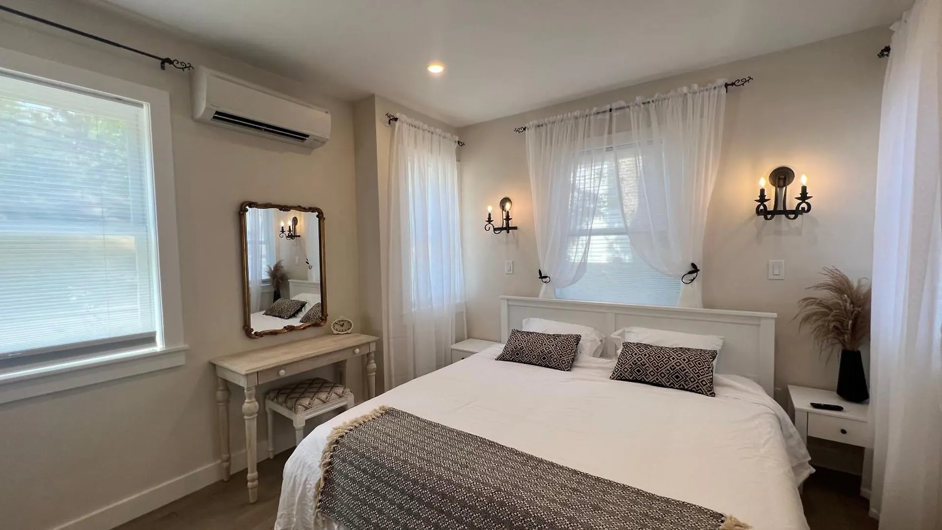 The Reminisce Vacation 5br/3bt,downtown Bh *