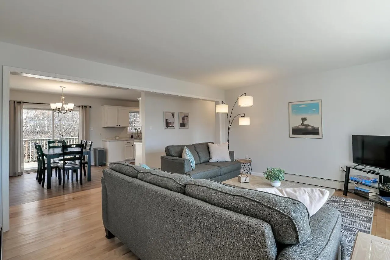 3 Bedroom Private Pondside View New Reno Moose Holiday home *