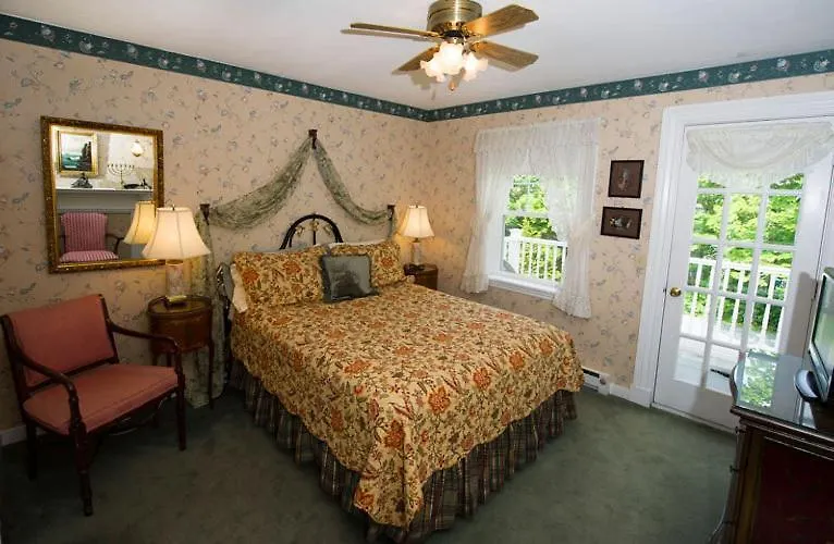 Anne's White Columns Bed & Breakfast