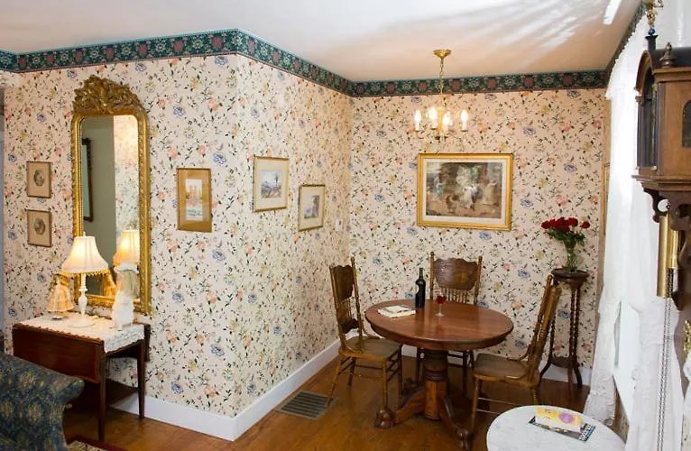 Bed & Breakfast Anne's White Columns 3*