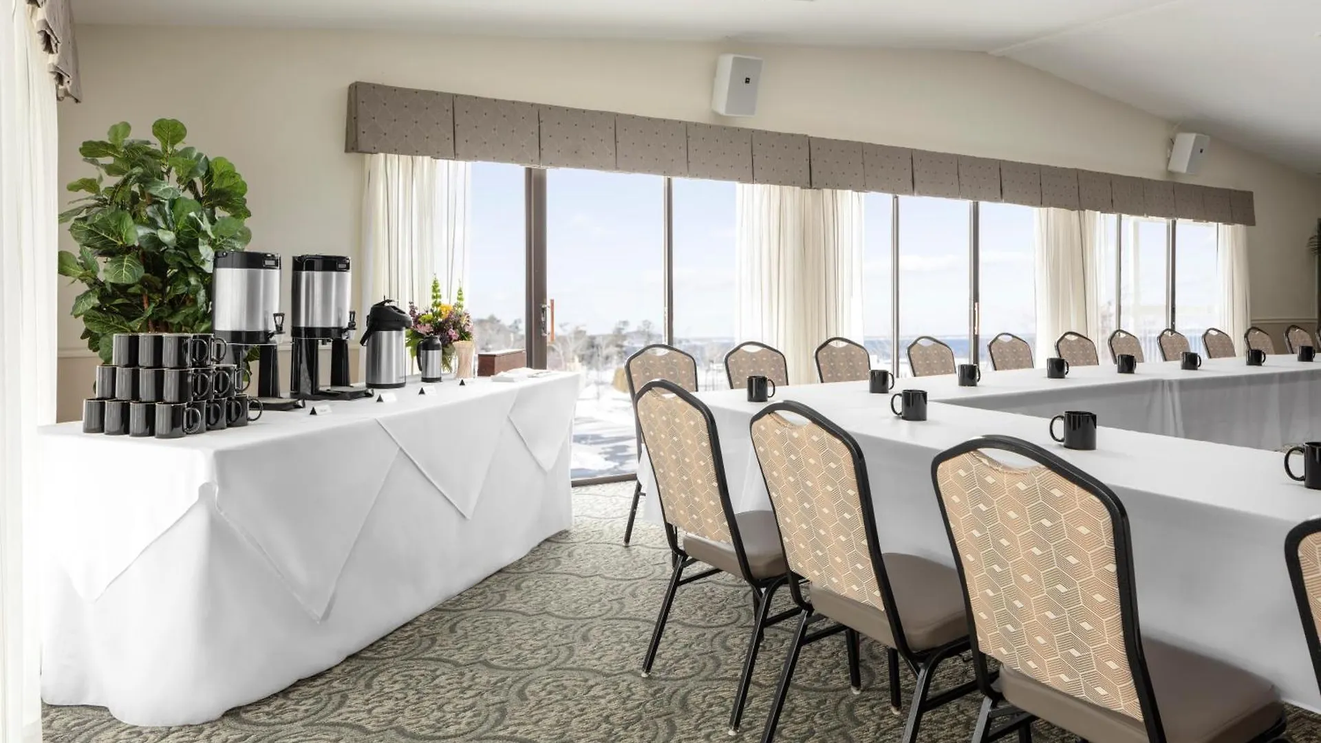 Atlantic Oceanside & Conference Center מלון