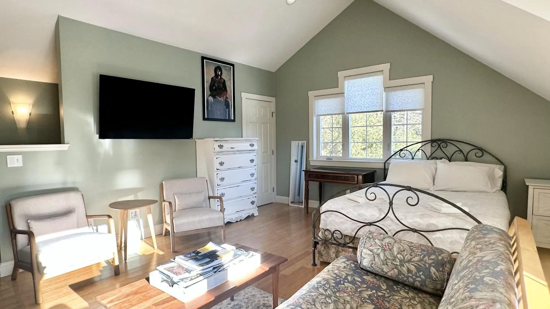 2 Bedroom In Town Hill 