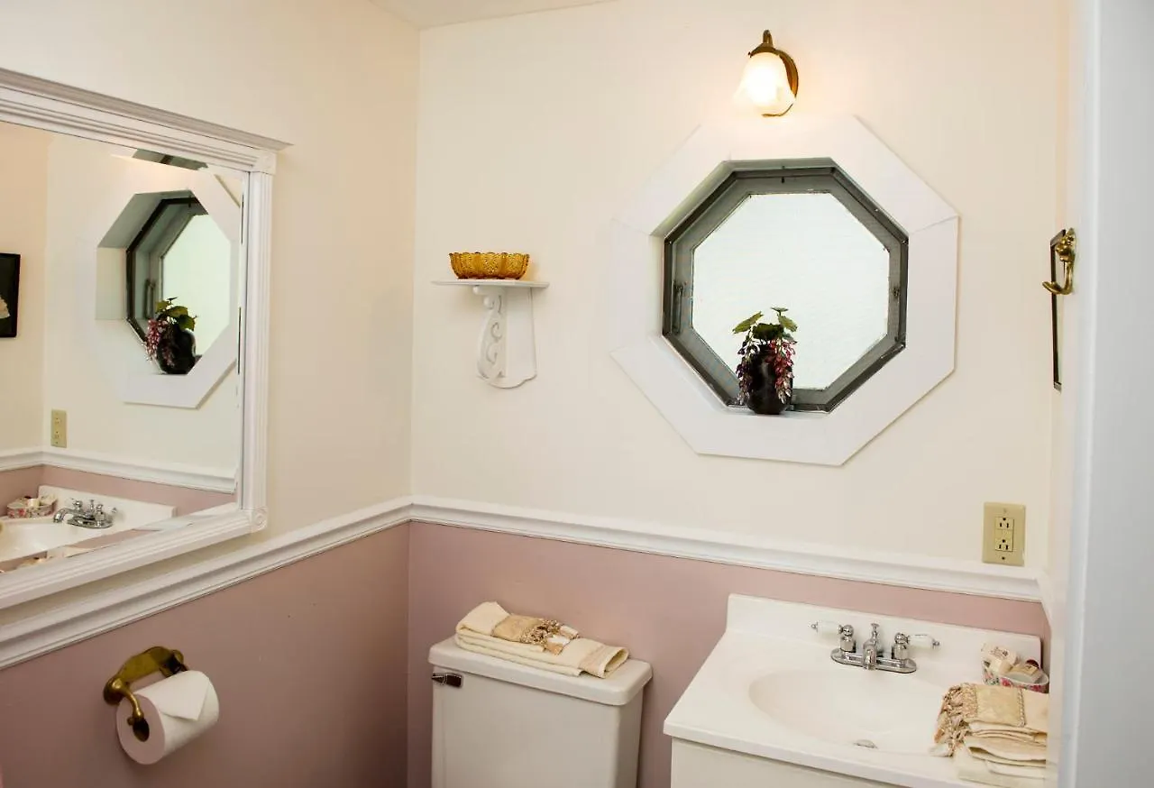 Anne's White Columns Bed & Breakfast 3*